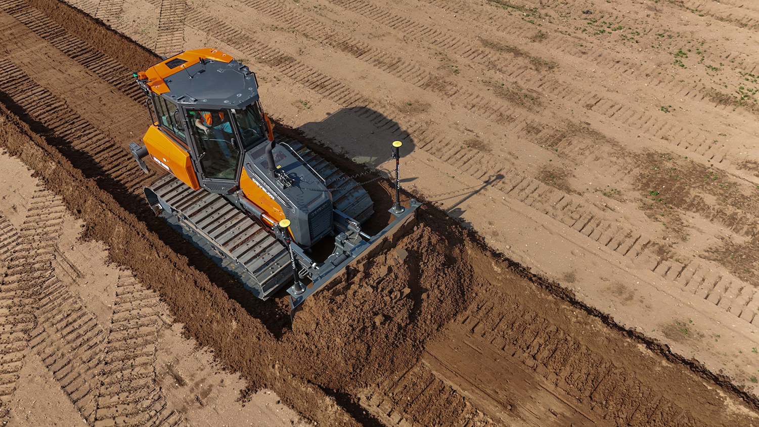 Develon DD130-7 Dozer Now Available With Leica’s MC1 3D Machine Control System