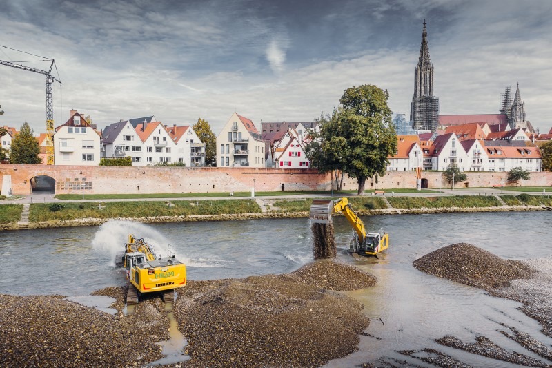 [Job Story] Two Liebherr R938 in Action Against Flooding on the Danube